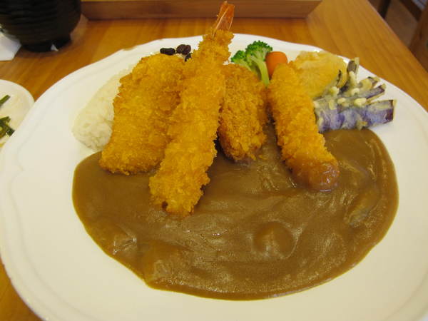 海力士：(胖樺食記)新北永和海力士。各色日式料理一應俱全選擇眾多。無限續點的小菜湯品以及飲料。