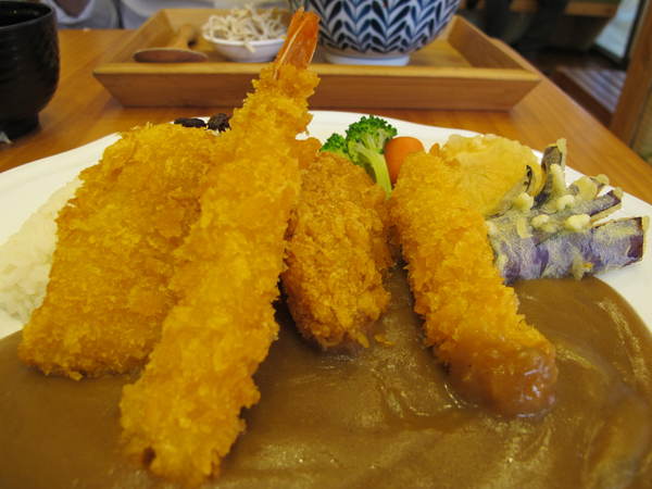 海力士：(胖樺食記)新北永和海力士。各色日式料理一應俱全選擇眾多。無限續點的小菜湯品以及飲料。