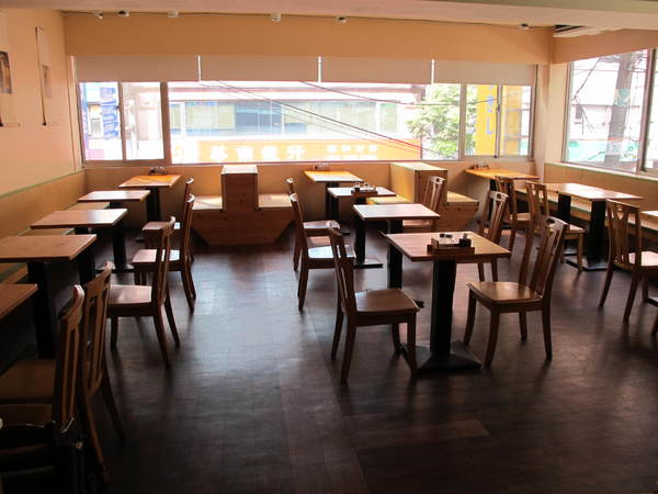 海力士：(胖樺食記)新北永和海力士。各色日式料理一應俱全選擇眾多。無限續點的小菜湯品以及飲料。