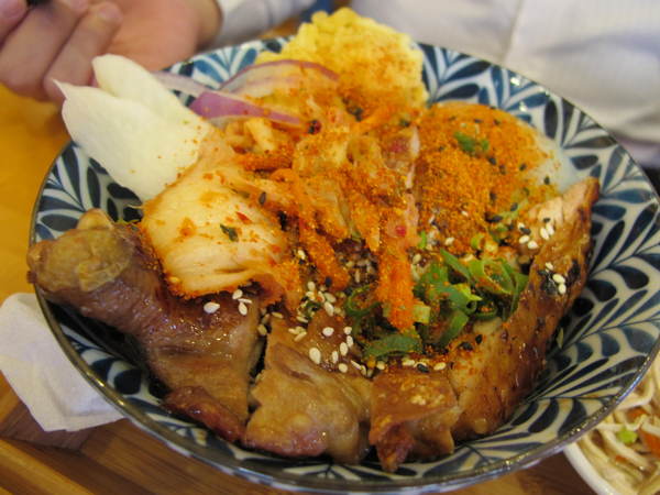 海力士：(胖樺食記)新北永和海力士。各色日式料理一應俱全選擇眾多。無限續點的小菜湯品以及飲料。