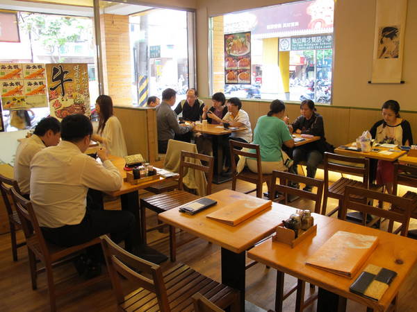 海力士：(胖樺食記)新北永和海力士。各色日式料理一應俱全選擇眾多。無限續點的小菜湯品以及飲料。