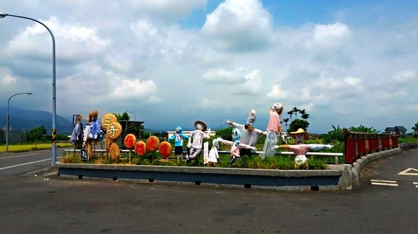宜蘭三奇村伯朗大道：【宜蘭景點】宜蘭三奇農伯朗大道~旅遊夜市趴趴走/滿分的旅遊札記/小芝芝ღ美食ღ遊樂ღ小天地趴趴GO
