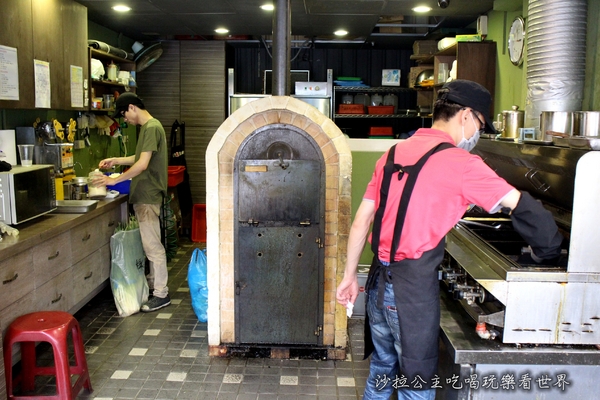 舊漫窯烤蔥油餅(士林店)：多家媒體報導『舊漫窯烤蔥油餅』士林夜市/捷運劍潭站