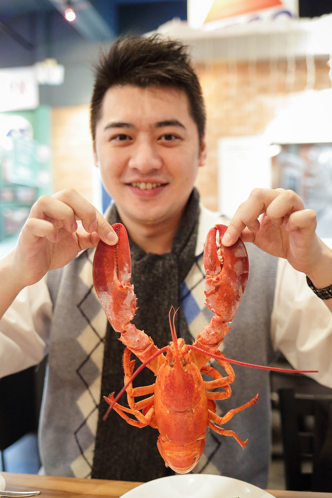 看到他就只有sit down please