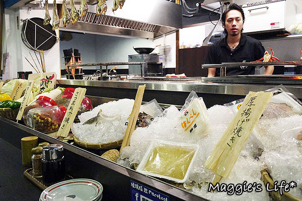 狸爐端燒 日式料理:台北美食。捷運中山站【狸爐端燒日式料理】船槳送菜的美食體驗◆日本料理。日式料理。居酒屋