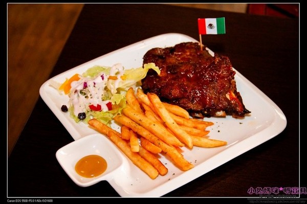 Gary Bee 69 桃園二代店:【美食♥桃園】☼ Gary Bee 69 桃園二代店 ☼巨無霸漢堡比臉大,火烤漢堡肉超juice ♥♥