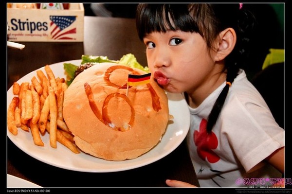 Gary Bee 69 桃園二代店:【美食♥桃園】☼ Gary Bee 69 桃園二代店 ☼巨無霸漢堡比臉大,火烤漢堡肉超juice ♥♥