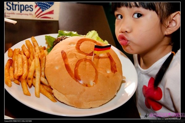 Gary Bee 69 桃園二代店:【美食♥桃園】☼ Gary Bee 69 桃園二代店 ☼巨無霸漢堡比臉大,火烤漢堡肉超juice ♥♥