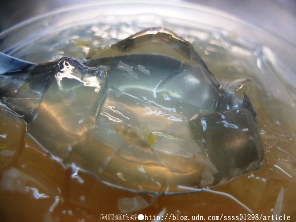 老張愛玉冰黑糖蜜剉冰：【美食特搜。高雄鳳山區】老張愛玉冰店。中華街觀光夜市名店之一 鳳山吃愛玉冰就要來這裡 黑糖蜜挫冰更是優