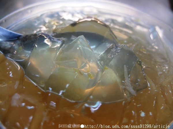 老張愛玉冰黑糖蜜剉冰：【美食特搜。高雄鳳山區】老張愛玉冰店。中華街觀光夜市名店之一 鳳山吃愛玉冰就要來這裡 黑糖蜜挫冰更是優