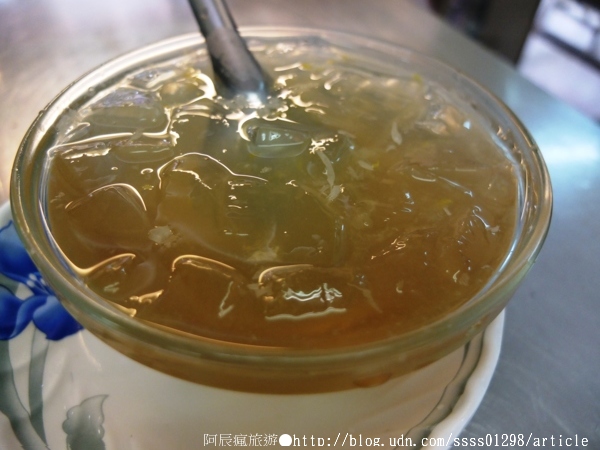 老張愛玉冰黑糖蜜剉冰：【美食特搜。高雄鳳山區】老張愛玉冰店。中華街觀光夜市名店之一 鳳山吃愛玉冰就要來這裡 黑糖蜜挫冰更是優