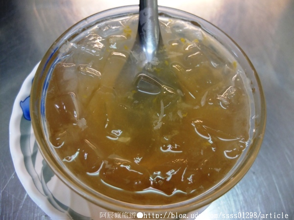 老張愛玉冰黑糖蜜剉冰：【美食特搜。高雄鳳山區】老張愛玉冰店。中華街觀光夜市名店之一 鳳山吃愛玉冰就要來這裡 黑糖蜜挫冰更是優