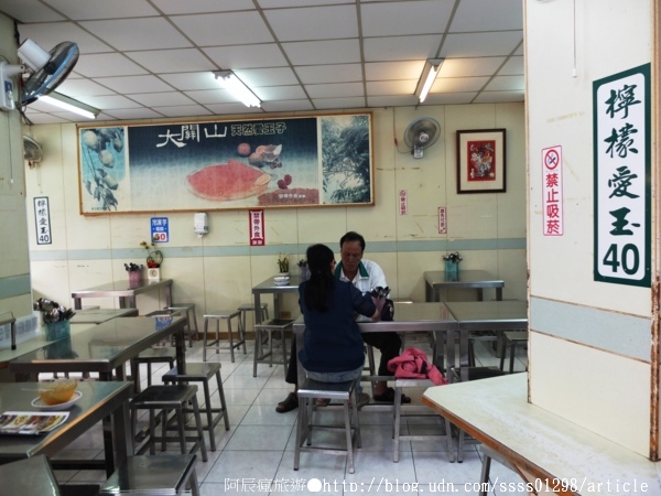 老張愛玉冰黑糖蜜剉冰：【美食特搜。高雄鳳山區】老張愛玉冰店。中華街觀光夜市名店之一 鳳山吃愛玉冰就要來這裡 黑糖蜜挫冰更是優