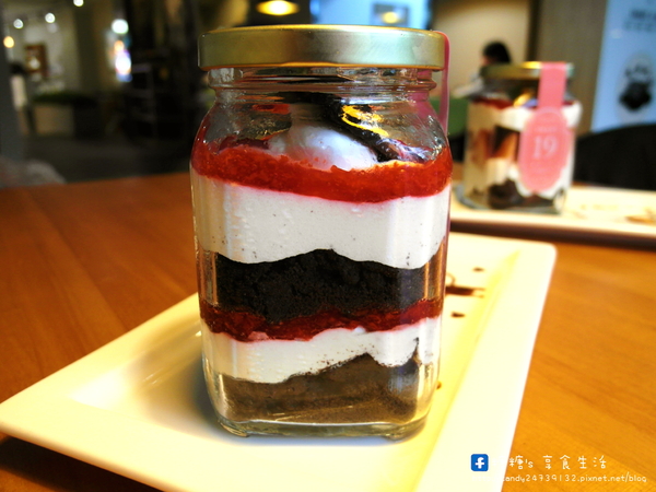 Smart 19 Bakery：〖台中│美食〗Smart 19 Bakery ❤ 兼具精緻又有創意的罐子蛋糕，擺盤超可愛，將蛋糕與水果層層堆疊，層次超豐富!!