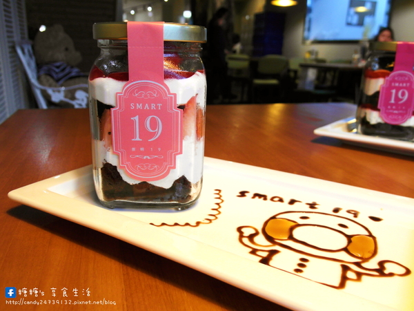 Smart 19 Bakery：〖台中│美食〗Smart 19 Bakery ❤ 兼具精緻又有創意的罐子蛋糕，擺盤超可愛，將蛋糕與水果層層堆疊，層次超豐富!!