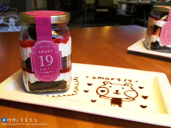 Smart 19 Bakery：〖台中│美食〗Smart 19 Bakery ❤ 兼具精緻又有創意的罐子蛋糕，擺盤超可愛，將蛋糕與水果層層堆疊，層次超豐富!!