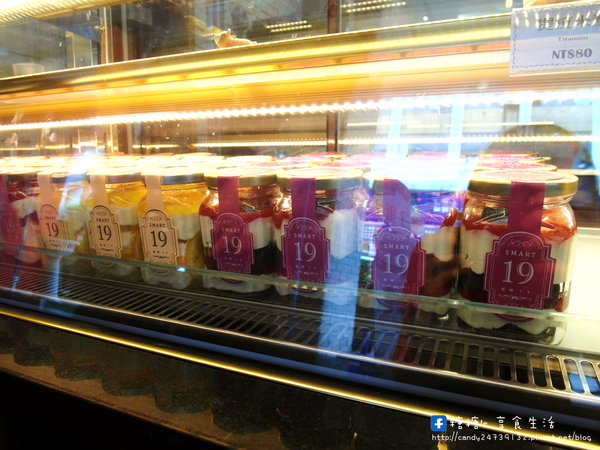 Smart 19 Bakery：〖台中│美食〗Smart 19 Bakery ❤ 兼具精緻又有創意的罐子蛋糕，擺盤超可愛，將蛋糕與水果層層堆疊，層次超豐富!!