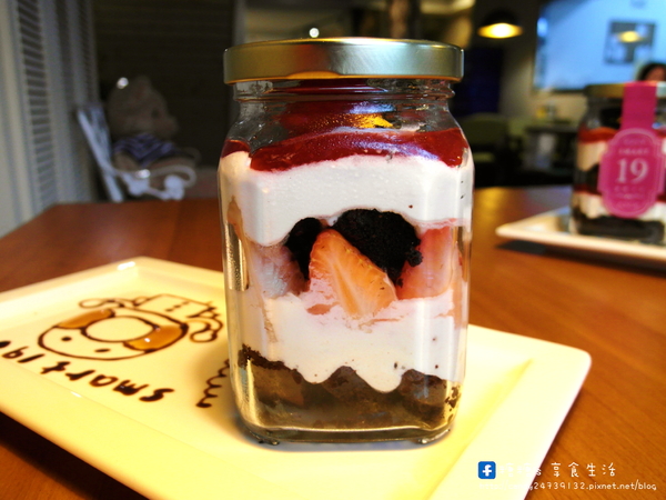 Smart 19 Bakery：〖台中│美食〗Smart 19 Bakery ❤ 兼具精緻又有創意的罐子蛋糕，擺盤超可愛，將蛋糕與水果層層堆疊，層次超豐富!!