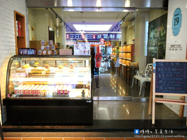 Smart 19 Bakery：〖台中│美食〗Smart 19 Bakery ❤ 兼具精緻又有創意的罐子蛋糕，擺盤超可愛，將蛋糕與水果層層堆疊，層次超豐富!!