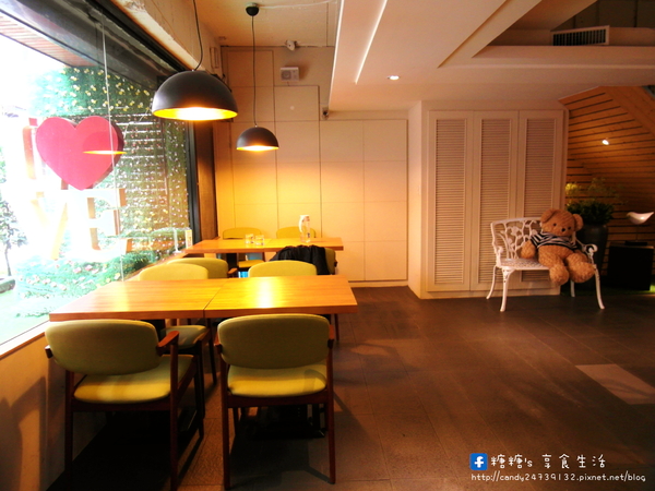 Smart 19 Bakery：〖台中│美食〗Smart 19 Bakery ❤ 兼具精緻又有創意的罐子蛋糕，擺盤超可愛，將蛋糕與水果層層堆疊，層次超豐富!!