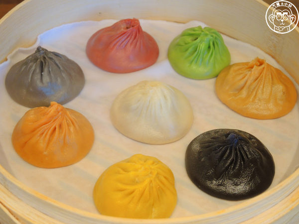 樂天皇朝(微風信義)：呷飽祙【台北信義･樂天皇朝】八色小籠包來台插旗