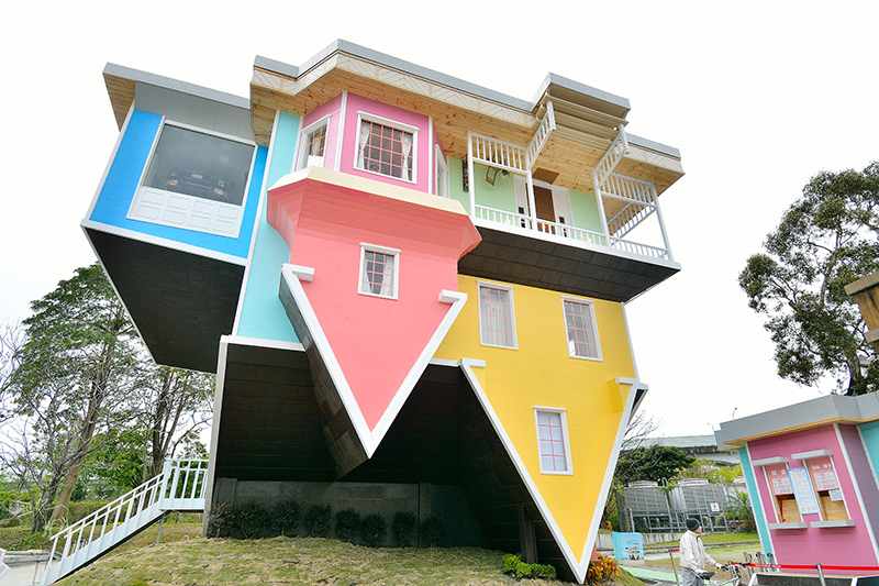 華山顛倒屋 傢具車子飛起來!照片變得像魔法好有趣!台北親子旅遊景點,捷運忠孝新生站善導寺站