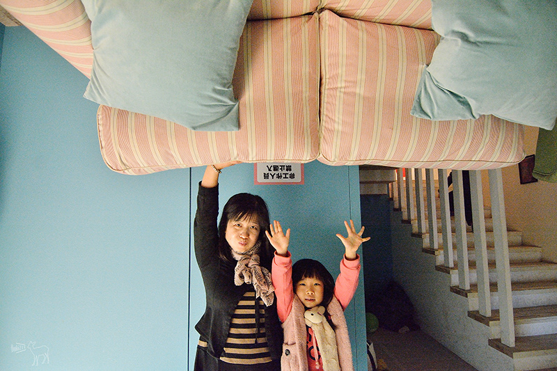 華山顛倒屋 傢具車子飛起來!照片變得像魔法好有趣!台北親子旅遊景點,捷運忠孝新生站善導寺站