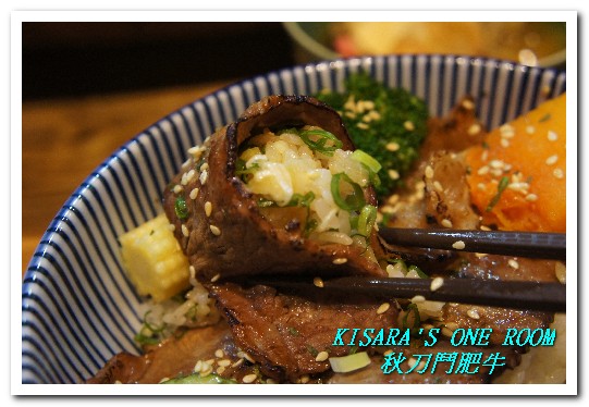 秋刀鬪肥牛：用料實在，讓平價秋刀魚一躍成為高級食材的精緻日式丼飯──秋刀鬪肥牛