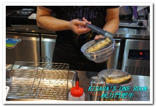 秋刀鬪肥牛：用料實在，讓平價秋刀魚一躍成為高級食材的精緻日式丼飯──秋刀鬪肥牛