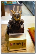 秋刀鬪肥牛：用料實在，讓平價秋刀魚一躍成為高級食材的精緻日式丼飯──秋刀鬪肥牛