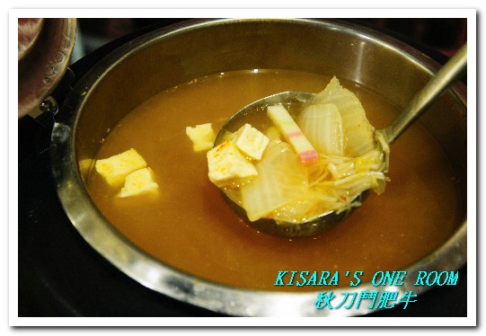 秋刀鬪肥牛：用料實在，讓平價秋刀魚一躍成為高級食材的精緻日式丼飯──秋刀鬪肥牛