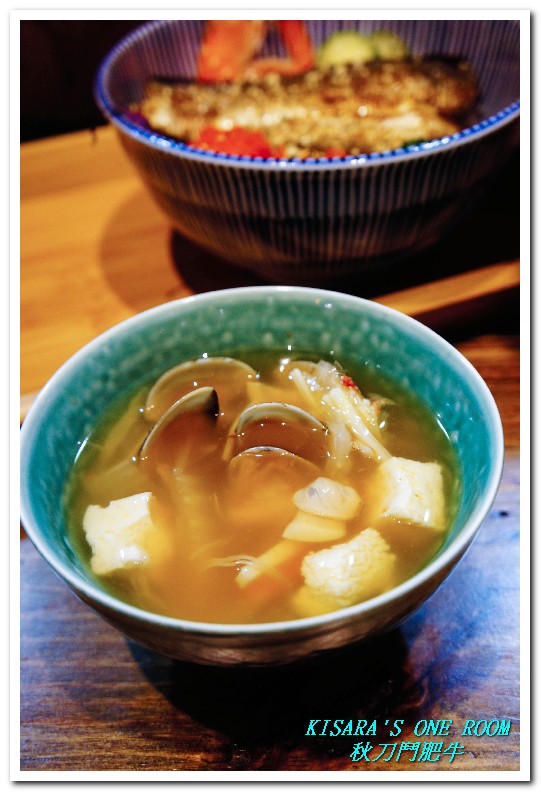 秋刀鬪肥牛：用料實在，讓平價秋刀魚一躍成為高級食材的精緻日式丼飯──秋刀鬪肥牛