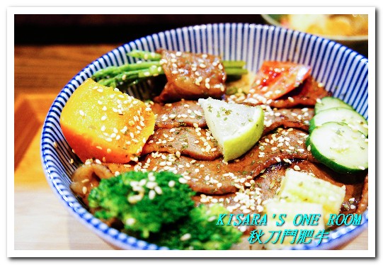 秋刀鬪肥牛：用料實在，讓平價秋刀魚一躍成為高級食材的精緻日式丼飯──秋刀鬪肥牛