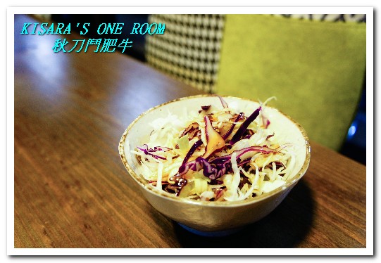 秋刀鬪肥牛：用料實在，讓平價秋刀魚一躍成為高級食材的精緻日式丼飯──秋刀鬪肥牛