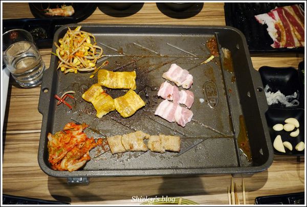 韓斤麻浦 炙鐵五花燒肉：捷運市政府站‧韓斤麻浦 炙燒五花燒肉~焰彩七味燒(微風信義)