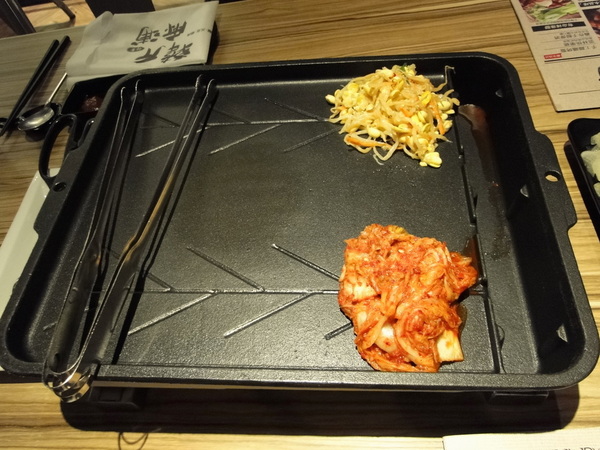 韓斤麻浦 炙鐵五花燒肉：W小姐旅行畫報/ 台北｜食記 韓斤麻浦韓斤麻浦 炙鐵五花燒肉 微風信義 韓式燒烤豬五花Ｘ手工鑄鐵烤盤 焰彩七味燒