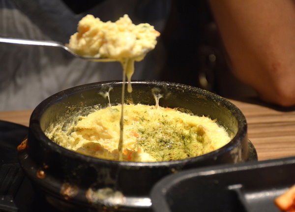 韓斤麻浦 炙鐵五花燒肉：W小姐旅行畫報/ 台北｜食記 韓斤麻浦韓斤麻浦 炙鐵五花燒肉 微風信義 韓式燒烤豬五花Ｘ手工鑄鐵烤盤 焰彩七味燒