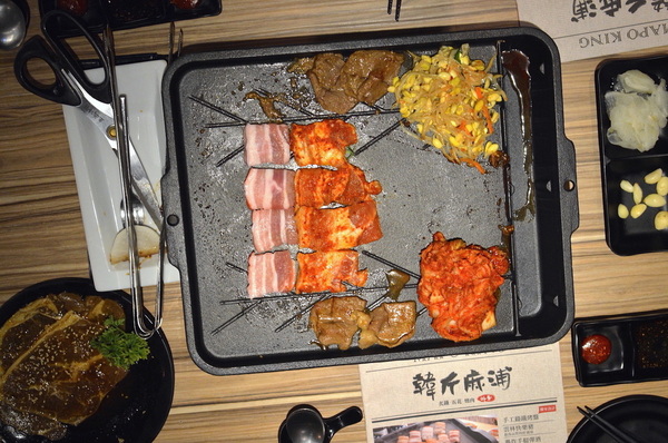 韓斤麻浦 炙鐵五花燒肉：W小姐旅行畫報/ 台北｜食記 韓斤麻浦韓斤麻浦 炙鐵五花燒肉 微風信義 韓式燒烤豬五花Ｘ手工鑄鐵烤盤 焰彩七味燒