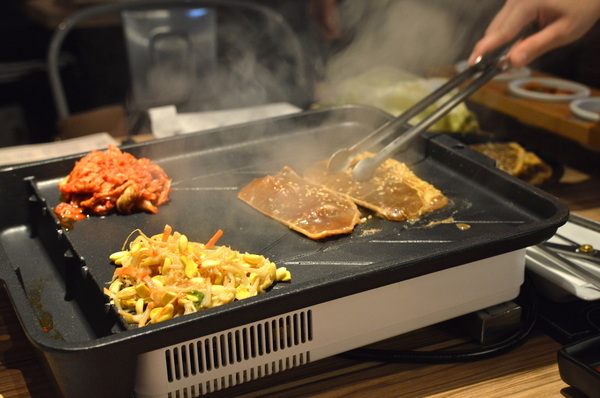 韓斤麻浦 炙鐵五花燒肉：W小姐旅行畫報/ 台北｜食記 韓斤麻浦韓斤麻浦 炙鐵五花燒肉 微風信義 韓式燒烤豬五花Ｘ手工鑄鐵烤盤 焰彩七味燒