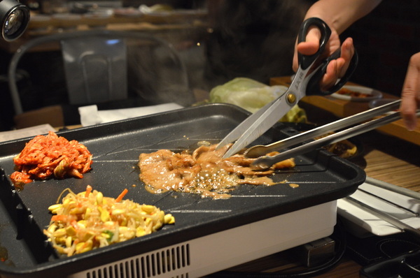 韓斤麻浦 炙鐵五花燒肉：W小姐旅行畫報/ 台北｜食記 韓斤麻浦韓斤麻浦 炙鐵五花燒肉 微風信義 韓式燒烤豬五花Ｘ手工鑄鐵烤盤 焰彩七味燒