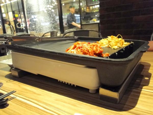 韓斤麻浦 炙鐵五花燒肉：W小姐旅行畫報/ 台北｜食記 韓斤麻浦韓斤麻浦 炙鐵五花燒肉 微風信義 韓式燒烤豬五花Ｘ手工鑄鐵烤盤 焰彩七味燒