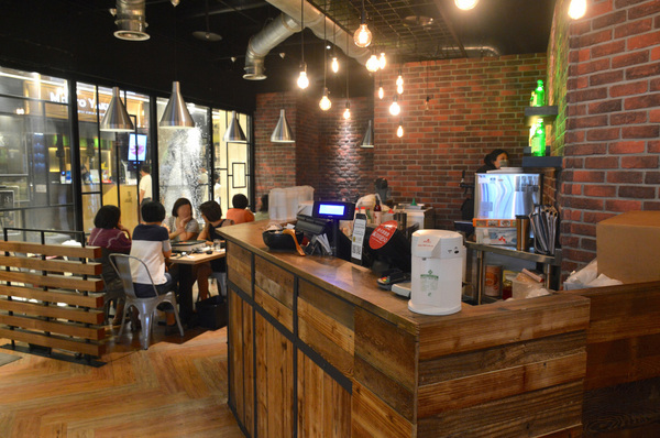 韓斤麻浦 炙鐵五花燒肉：W小姐旅行畫報/ 台北｜食記 韓斤麻浦韓斤麻浦 炙鐵五花燒肉 微風信義 韓式燒烤豬五花Ｘ手工鑄鐵烤盤 焰彩七味燒