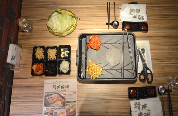 韓斤麻浦 炙鐵五花燒肉：W小姐旅行畫報/ 台北｜食記 韓斤麻浦韓斤麻浦 炙鐵五花燒肉 微風信義 韓式燒烤豬五花Ｘ手工鑄鐵烤盤 焰彩七味燒