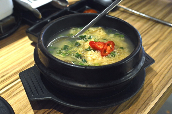 韓斤麻浦 炙鐵五花燒肉：W小姐旅行畫報/ 台北｜食記 韓斤麻浦韓斤麻浦 炙鐵五花燒肉 微風信義 韓式燒烤豬五花Ｘ手工鑄鐵烤盤 焰彩七味燒