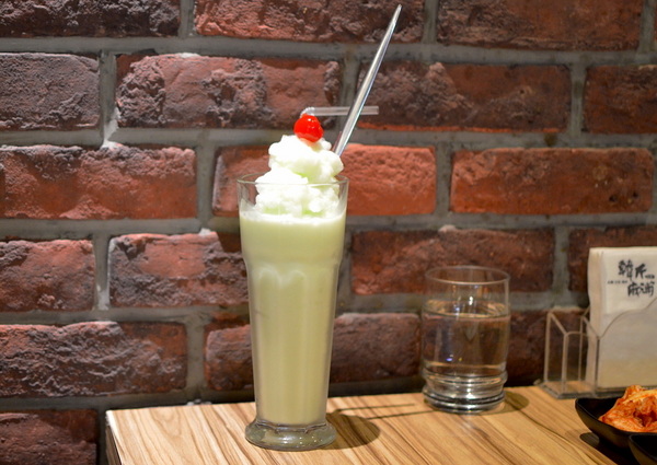 韓斤麻浦 炙鐵五花燒肉：W小姐旅行畫報/ 台北｜食記 韓斤麻浦韓斤麻浦 炙鐵五花燒肉 微風信義 韓式燒烤豬五花Ｘ手工鑄鐵烤盤 焰彩七味燒