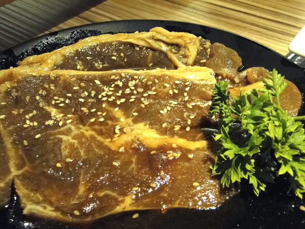 韓斤麻浦 炙鐵五花燒肉：W小姐旅行畫報/ 台北｜食記 韓斤麻浦韓斤麻浦 炙鐵五花燒肉 微風信義 韓式燒烤豬五花Ｘ手工鑄鐵烤盤 焰彩七味燒