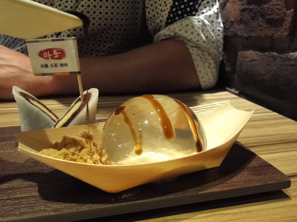 韓斤麻浦 炙鐵五花燒肉：W小姐旅行畫報/ 台北｜食記 韓斤麻浦韓斤麻浦 炙鐵五花燒肉 微風信義 韓式燒烤豬五花Ｘ手工鑄鐵烤盤 焰彩七味燒