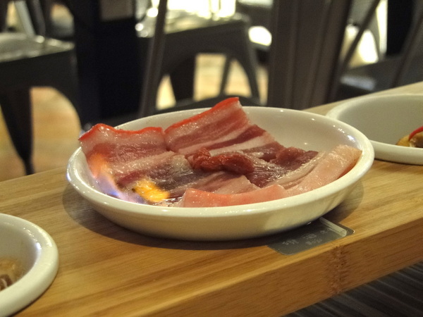 韓斤麻浦 炙鐵五花燒肉：W小姐旅行畫報/ 台北｜食記 韓斤麻浦韓斤麻浦 炙鐵五花燒肉 微風信義 韓式燒烤豬五花Ｘ手工鑄鐵烤盤 焰彩七味燒