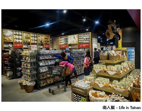 無印良品台南旗艦店(台南旗艦店):【台南市中西區-消費】MUJI BOOKS、Café&Meal MUJI~無印良品台南旗艦店