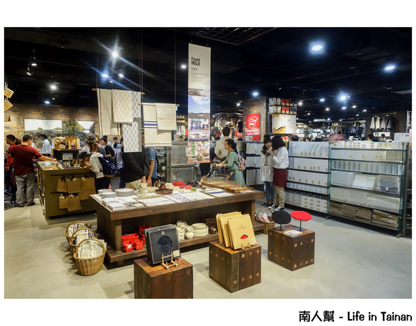 無印良品台南旗艦店(台南旗艦店):【台南市中西區-消費】MUJI BOOKS、Café&Meal MUJI~無印良品台南旗艦店